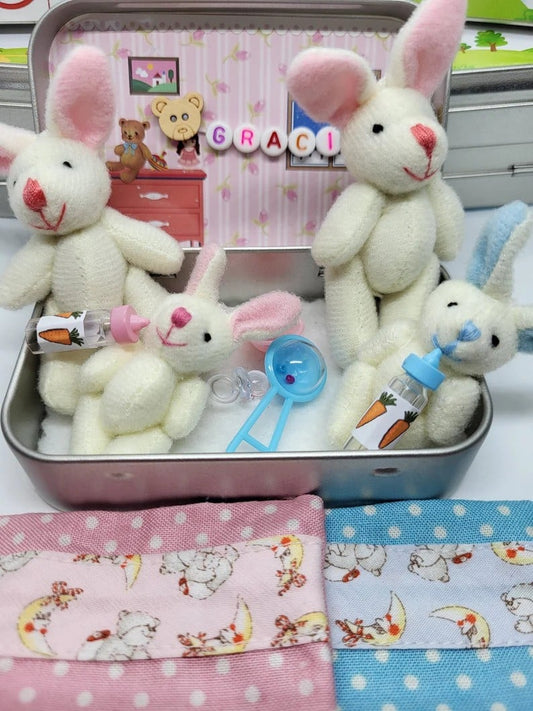 🔥Easter Best Gift 50% OFF-🎁🐇Bunny Easter Plysj mamma og baby kaniner i Pocket Tin: rollespill søsken Gave, påskegave