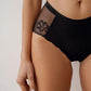 Sexy dametruse i blomstrete blonder og nettingstoff