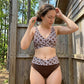 👙 50% RABATT + GRATIS HALSJEDE – Geometrisk print bikini – V-hals – høy midje – elastisk & pustende – perfekt til stranden