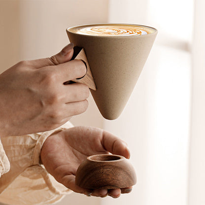 🍂 50% RABATT – Kaffekopp med spekklene og trehåndtak – matte glasure – varmeisolert – stabil trebase – for kaffe, te og latte – unik og håndlaget