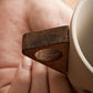 🍂 50% RABATT – Kaffekopp med spekklene og trehåndtak – matte glasure – varmeisolert – stabil trebase – for kaffe, te og latte – unik og håndlaget
